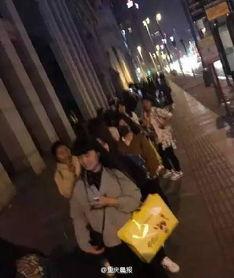 明星被粉丝摸档,明星意外“摸档”瞬间引热议