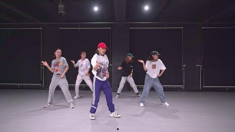 同一个家舞蹈视频,同一家庭舞蹈视频的温馨演绎