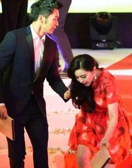 明星跪榴莲,一场意外的网络狂欢