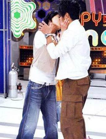 男明星亲嘴下体,亲嘴下体镜头引关注